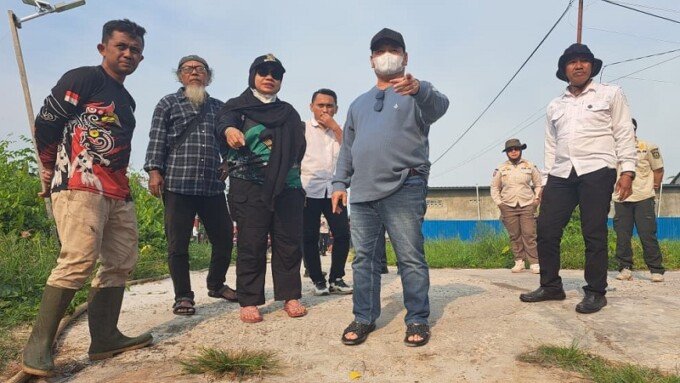 Bupati Kotim H.Halikinnor dan Wabup Irawati, meninjau karhutla di Jalan Kacapiring 3 Kelurahan Ketapang, Rabu (19/8/2026). Bupati Kotim H.Halikinnor dan Wabup Irawati, meninjau karhutla di Jalan Kacapiring 3 Kelurahan Ketapang, Rabu (19/8/2026).