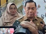 Bupati Kotim Halikinnor saat diwawancarai awak usai rapat Koordinasi pembahasan penanggulangan karhutla di Aula Rumah Jabatan Bupati, Senin (24/8/2026).