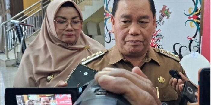 Bupati Kotim Halikinnor saat diwawancarai awak usai rapat Koordinasi pembahasan penanggulangan karhutla di Aula Rumah Jabatan Bupati, Senin (24/8/2026). Bupati Kotim Halikinnor saat diwawancarai awak usai rapat Koordinasi pembahasan penanggulangan karhutla di Aula Rumah Jabatan Bupati, Senin (24/8/2026).