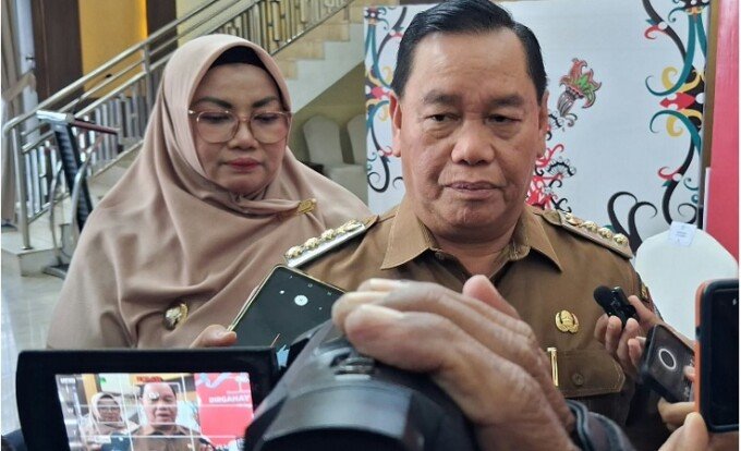 Bupati Kotim Halikinnor saat diwawancarai awak usai rapat Koordinasi pembahasan penanggulangan karhutla di Aula Rumah Jabatan Bupati, Senin (24/8/2026). Bupati Kotim Halikinnor saat diwawancarai awak usai rapat Koordinasi pembahasan penanggulangan karhutla di Aula Rumah Jabatan Bupati, Senin (24/8/2026).