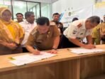 Bupati Kotim H.Halikinnor saat menandatangani MoU dengan Kepala Bapas Kelas II Sampit Prayudha Rachmadany, di Kantor Bapas Kelas II Sampit, Senin (3/8/2026).