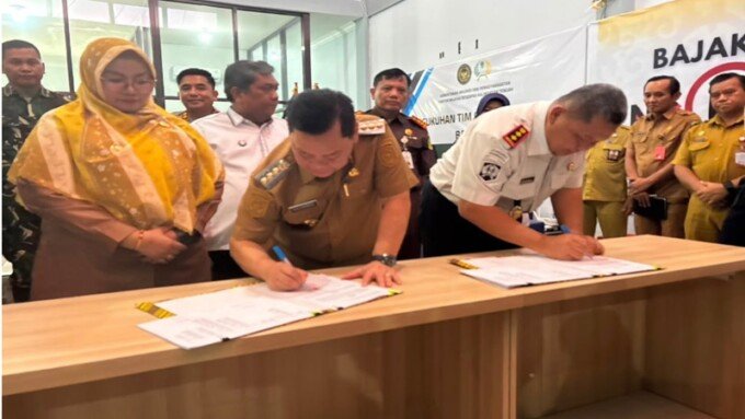 Kotim Bupati Kotim H.Halikinnor saat menandatangani MoU dengan Kepala Bapas Kelas II Sampit Prayudha Rachmadany, di Kantor Bapas Kelas II Sampit, Senin (3/8/2026).