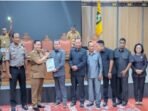 Kotim2 Bupati Kotim H.Halikinnor. Menyerahkan rancangan perubahan KUA PPAS Tahun Anggaran 2026 kepada Wakil Ketua I DPRD Kotim Juliansyah saat rapat paripurna, Selasa (4/8).