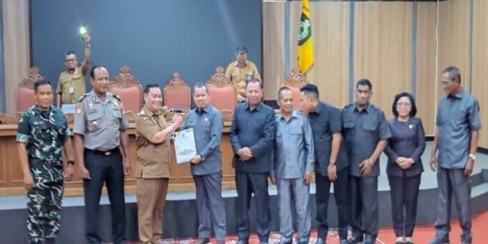 Kotim2 Bupati Kotim H.Halikinnor. Menyerahkan rancangan perubahan KUA PPAS Tahun Anggaran 2026 kepada Wakil Ketua I DPRD Kotim Juliansyah saat rapat paripurna, Selasa (4/8).