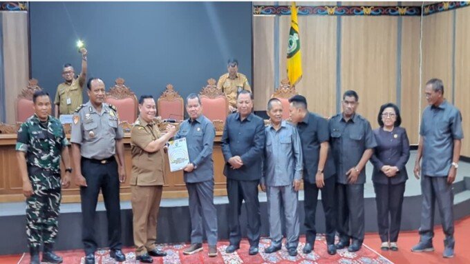 Kotim2 Bupati Kotim H.Halikinnor. Menyerahkan rancangan perubahan KUA PPAS Tahun Anggaran 2026 kepada Wakil Ketua I DPRD Kotim Juliansyah saat rapat paripurna, Selasa (4/8).