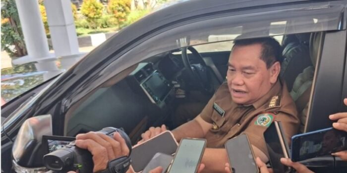 Bupati Kotim H.Halikinnor saat diwawancarai awak media belum lama ini.