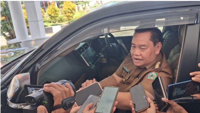 Bupati Kotim H.Halikinnor saat diwawancarai awak media belum lama ini.