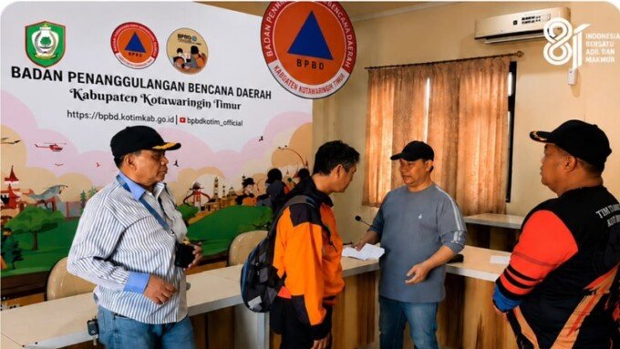 Kotim2 Bupati Kotim H. Halikinnor. Melakukan pengecekan langsung kesiapan terhadap Posko Tanggap Darurat Karhutla dan Kekeringan di kantor BPBD Kotim, Sabtu (8/8).