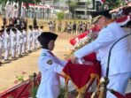 Bupati Kotim H.Halikinnor. Menyerahkan bendera merah putih kepada pembawa baki untuk dikibarkan saat upacara HUT ke 81 RI di Stadion 29 November Sampit, Senin (17/8). Bupati Kotim H.Halikinnor. Menyerahkan bendera merah putih kepada pembawa baki untuk dikibarkan saat upacara HUT ke 81 RI di Stadion 29 November Sampit, Senin (17/8).