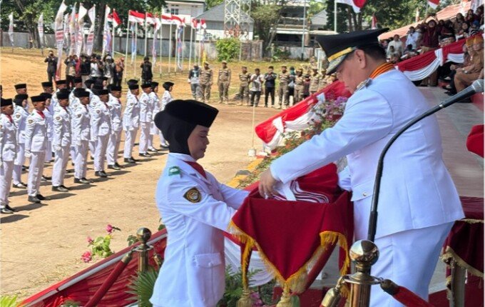 Bupati Kotim H.Halikinnor. Menyerahkan bendera merah putih kepada pembawa baki untuk dikibarkan saat upacara HUT ke 81 RI di Stadion 29 November Sampit, Senin (17/8). Bupati Kotim H.Halikinnor. Menyerahkan bendera merah putih kepada pembawa baki untuk dikibarkan saat upacara HUT ke 81 RI di Stadion 29 November Sampit, Senin (17/8).