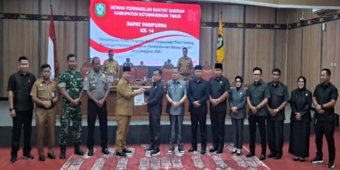 Bupati Kotim H.Halikinnor. Menyerahkan RAPBD perubahan tahun 2026 kepada Ketua DPRD Kotim Rimbun saat rapat paripurna, Selasa (18/8/2026). Bupati Kotim H.Halikinnor. Menyerahkan RAPBD perubahan tahun 2026 kepada Ketua DPRD Kotim Rimbun saat rapat paripurna, Selasa (18/8/2026).