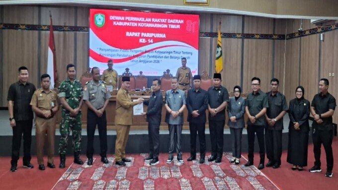 Bupati Kotim H.Halikinnor. Menyerahkan RAPBD perubahan tahun 2026 kepada Ketua DPRD Kotim Rimbun saat rapat paripurna, Selasa (18/8/2026).