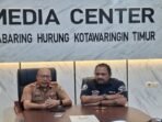 Kepala Diskominfo Kotim, Cok Orda Putra Legawa, saat medampingi Komandan Tim Idensos dan Pencegahan Densus 88 Antiteror Polri, Iptu Ganjar Satrio, saat berbincang dengan awak media, Selasa (11/8/2026).