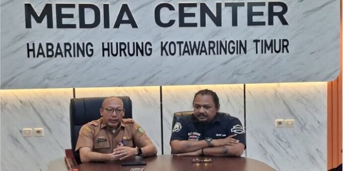 Kepala Diskominfo Kotim, Cok Orda Putra Legawa, saat medampingi Komandan Tim Idensos dan Pencegahan Densus 88 Antiteror Polri, Iptu Ganjar Satrio, saat berbincang dengan awak media, Selasa (11/8/2026).