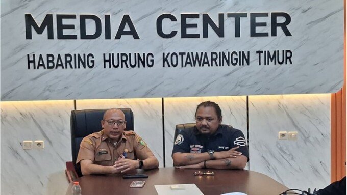 Kepala Diskominfo Kotim, Cok Orda Putra Legawa, saat medampingi Komandan Tim Idensos dan Pencegahan Densus 88 Antiteror Polri, Iptu Ganjar Satrio, saat berbincang dengan awak media, Selasa (11/8/2026).