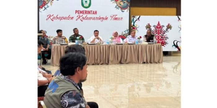 Bupati Kabupaten Kotim H.Halikinnor. Saat menghadiri rapat penetapan status tanggap darurat Karhutla di Aula Rumah Jabatan Bupati Kotim, Rabu (29/7).