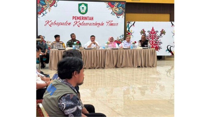 Bupati Kabupaten Kotim H.Halikinnor. Saat menghadiri rapat penetapan status tanggap darurat Karhutla di Aula Rumah Jabatan Bupati Kotim, Rabu (29/7).