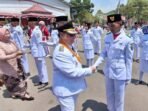 Kotim4 Bupati Kabupaten Kotim H.Halikinnor. Memberikan apresiasi kepada pasukan paskibraka usai upacara upacara peringatan HUT ke-81 Kemerdekaan Republik Indonesia di Stadion 29 Nopember Sampit, Senin (17/8).