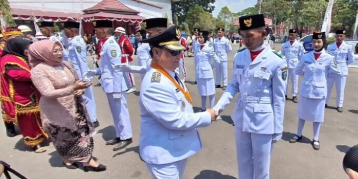 Bupati Kabupaten Kotim H.Halikinnor. Memberikan apresiasi kepada pasukan paskibraka usai upacara upacara peringatan HUT ke-81 Kemerdekaan Republik Indonesia di Stadion 29 Nopember Sampit, Senin (17/8).