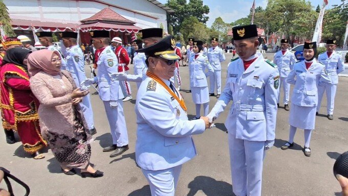 Kotim4 Bupati Kabupaten Kotim H.Halikinnor. Memberikan apresiasi kepada pasukan paskibraka usai upacara upacara peringatan HUT ke-81 Kemerdekaan Republik Indonesia di Stadion 29 Nopember Sampit, Senin (17/8).