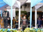 Bupati Lamandau, Rizky Aditya Putra, saat memimpin jalannya upacara peringatan HUT ke-24 Kabupaten Lamandau, di Gedung Pertemuan Umum (GPU) Lantang Torang, Senin (3/8).
