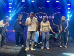 Lamandau Bupati Lamandau, Rizky Aditya Putra (dua dari kiri) menumbang lagu dan menyapa warga di tengah kemeriahan pembukaan Pesta Rakyat Lamandau, di kawasan Alun-Alun Kota Nanga Bulik, Sabtu (1/8).