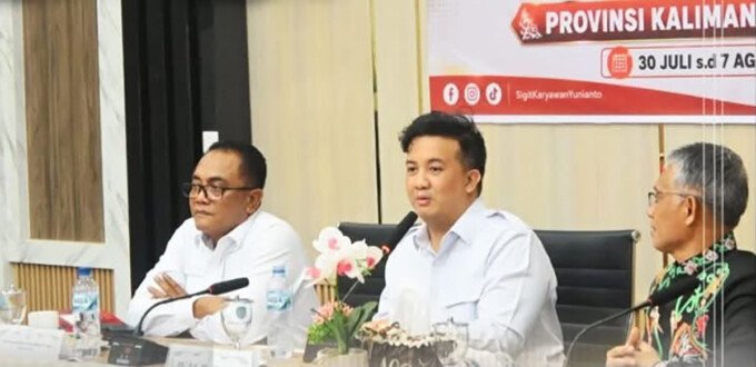 Bupati Lamandau, Dr Rizky Aditya Putra (tengah), menyambut kunjungan kerja dalam rangka reses Anggota Komisi XII DPR RI, Sigit K Yunianto, di Kantor Bupati Lamandau, Senin (3/8).