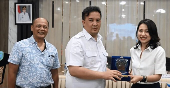 Lamandau Bupati Lamandau, Dr Rizky Aditya Putra, bersama Rektor Institut Teknologi dan Bisnis (ITB) Asia Malang, Risa Santoso, menandatangani Nota Kesepakatan, di Aula Sekretariat Daerah Kabupaten Lamandau, Rabu (5/8).