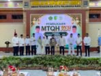 Wali Kota Palangka Raya Fairid Naparin saat menyerahkan Piala Bergilir Musabaqoh Tilawatil Quran dan Hadits (MTQH) kepada ketua Panitia, Jayani di Aula Hapakat Jaya lingnkungan Dinas Pendidikan, Jumat malam (31/7).