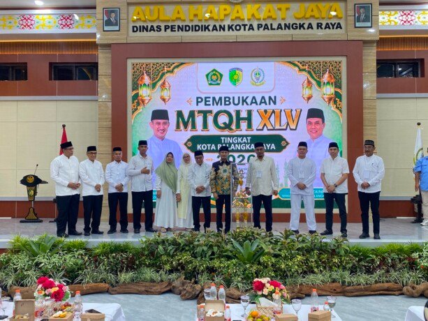 Wali Kota Palangka Raya Fairid Naparin saat menyerahkan Piala Bergilir Musabaqoh Tilawatil Quran dan Hadits (MTQH) kepada ketua Panitia, Jayani di Aula Hapakat Jaya lingnkungan Dinas Pendidikan, Jumat malam (31/7).