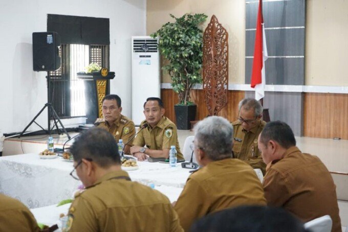 Wali Kota Palangka Raya, Fairid Napari memimpin Rakor Sinergi Partisipasi Masyarakat, Pengendalian Infl asi, dan Optimalisasi Kanal Pembayaran Digital dalam Mendukung Peningkatan Pelayanan Publik dan Pembangunan Kota Palangka Raya, Senin (10/8).