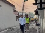 PALANGKA RAYA Wali Kota Palangka Raya, Fairid Naparin meninjau langsung lokasi perbaikan jalan di kawasan Perumnas Lama, Rabu (12/8).