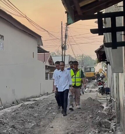 PALANGKA RAYA Wali Kota Palangka Raya, Fairid Naparin meninjau langsung lokasi perbaikan jalan di kawasan Perumnas Lama, Rabu (12/8).