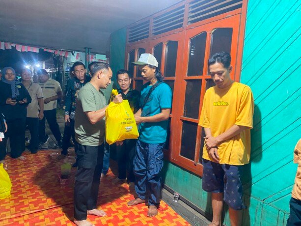 Wali Kota Palangka Raya Fairid Naparin saat mengunjungi korban kebakaran di kawasan Mendawai, Kamis malam (13/8). Wali Kota Palangka Raya Fairid Naparin saat mengunjungi korban kebakaran di kawasan Mendawai, Kamis malam (13/8).