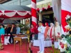 Wali Kota Palangka Raya, Fairid Naparin mengikuti rangkaian peringatan HUT ke-81 Kemerdekaan RI di halaman kantor Wali Kota Palangka Raya, Senin (17/8).