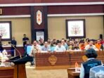 PALANGKA RAYA Wali Kota Palangka Raya Fairid Naparin saat mengikuti Rapat Koordinasi Penanganan Kebakaran Hutan dan Lahan di Aula Jayang Tingang Lantai II, Kamis (30/7).