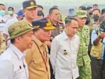 Wali Kota Palangka Raya Fairid Naparin dampingin Menteri Kehutanan Republik Indonesia (RI) Raja Juli Antoni dan Gubernur Kalimantan Tengah Agustiar Sabran meninjau lahan terdampak kebakaran di Kelurahan Petuk Ketimpun, Kecamatan Jekan Raya, Rabu (19/8). Wali Kota Palangka Raya Fairid Naparin dampingin Menteri Kehutanan Republik Indonesia (RI) Raja Juli Antoni dan Gubernur Kalimantan Tengah Agustiar Sabran meninjau lahan terdampak kebakaran di Kelurahan Petuk Ketimpun, Kecamatan Jekan Raya, Rabu (19/8).