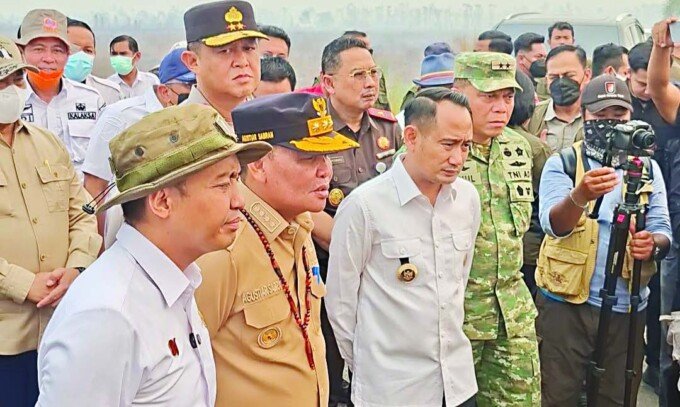 Wali Kota Palangka Raya Fairid Naparin dampingin Menteri Kehutanan Republik Indonesia (RI) Raja Juli Antoni dan Gubernur Kalimantan Tengah Agustiar Sabran meninjau lahan terdampak kebakaran di Kelurahan Petuk Ketimpun, Kecamatan Jekan Raya, Rabu (19/8).