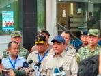 Wali Kota Palangka Raya Fairid Naparin (kiri baju putih) mendampingin Menteri Sekretariat Negara Indonesia, Prasetyo Hadi (topi biru) saat wawancara terkait penanganan karhutla, Sabtu (22/8). Wali Kota Palangka Raya Fairid Naparin (kiri baju putih) mendampingin Menteri Sekretariat Negara Indonesia, Prasetyo Hadi (topi biru) saat wawancara terkait penanganan karhutla, Sabtu (22/8).
