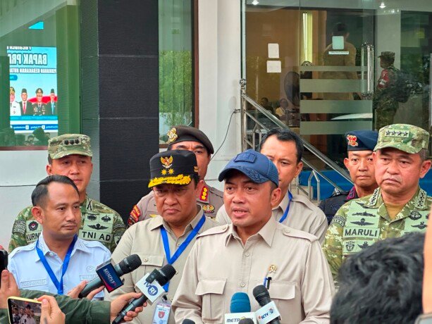 Wali Kota Palangka Raya Fairid Naparin (kiri baju putih) mendampingin Menteri Sekretariat Negara Indonesia, Prasetyo Hadi (topi biru) saat wawancara terkait penanganan karhutla, Sabtu (22/8). Wali Kota Palangka Raya Fairid Naparin (kiri baju putih) mendampingin Menteri Sekretariat Negara Indonesia, Prasetyo Hadi (topi biru) saat wawancara terkait penanganan karhutla, Sabtu (22/8).