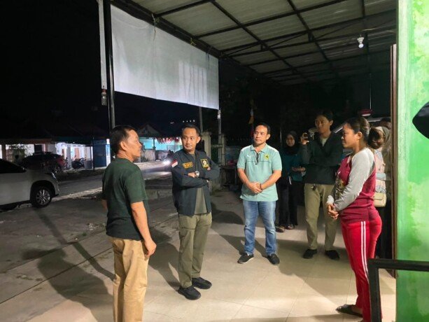 Wali Kota Palangka Raya Fairid Naparin meninjau layanan puskesmas yang buka 24 jam di Puskesmas Menteng, Puskesmas Kereng Bengkirai, dan Puskesmas Pahandut, Selasa malam (25/8). Wali Kota Palangka Raya Fairid Naparin meninjau layanan puskesmas yang buka 24 jam di Puskesmas Menteng, Puskesmas Kereng Bengkirai, dan Puskesmas Pahandut, Selasa malam (25/8).