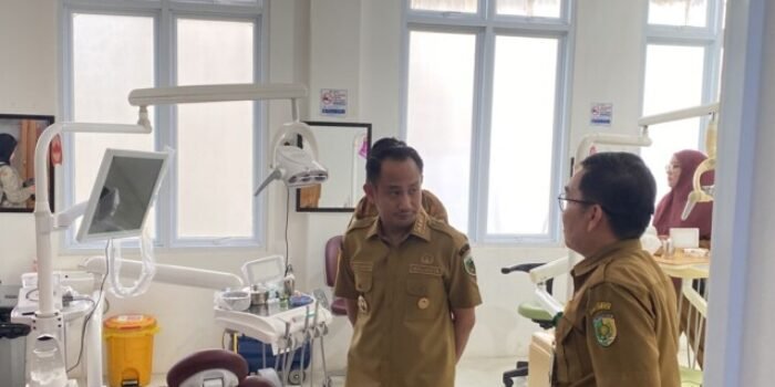 PALANGKA RAYA Wali Kota Palangka Raya Fairid Naparin saat meninjau sarana dan prasana kesehatan di salah satu puskesmas Kota Palangka Raya, belum lama ini.