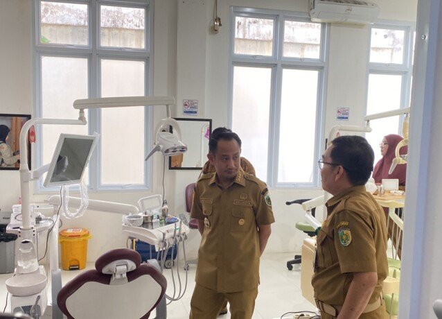 PALANGKA RAYA Wali Kota Palangka Raya Fairid Naparin saat meninjau sarana dan prasana kesehatan di salah satu puskesmas Kota Palangka Raya, belum lama ini.