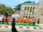 Wali Kota Palangka Raya Fairid Naparin (kedua dari kanan) melihat parade Peringatan Hari Ulang Tahun ke-1 Kodam XXII/ Tambun Bungai Tahun 2026 yang dilaksanakan di depan Kodam XXII/ Tambun Bungai, Senin (10/8).