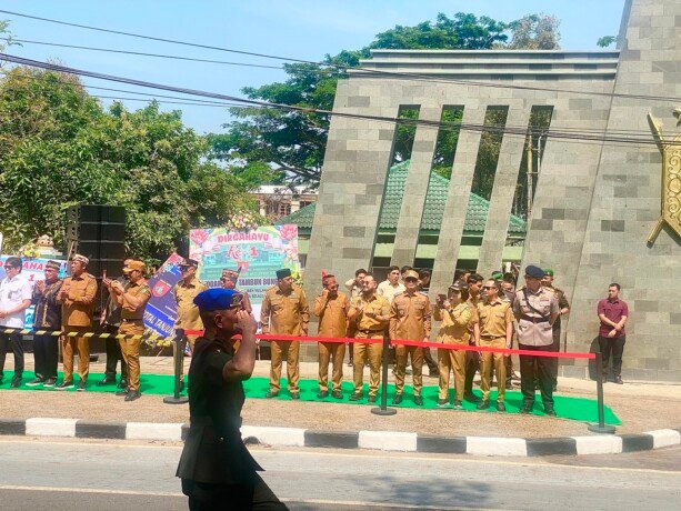 PALANGKA RAYA Wali Kota Palangka Raya Fairid Naparin (kedua dari kanan) melihat parade Peringatan Hari Ulang Tahun ke-1 Kodam XXII/ Tambun Bungai Tahun 2026 yang dilaksanakan di depan Kodam XXII/ Tambun Bungai, Senin (10/8).