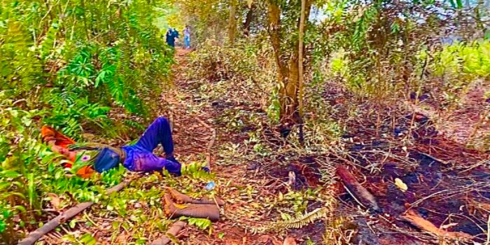 PALANGKA RAYA Petugas pemadaman kebakaran hutan dan lahan (karhutla) beristirahat usai melakukan pemadaman di titik kebakaran Kameloh Baru.