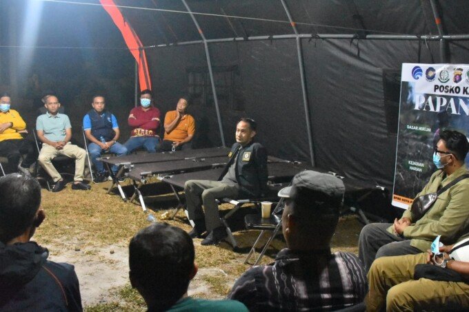 Palangka Raya Wali Kota Palangka Raya, Fairid Naparin meninjau posko tambahan penanganan karhutla di wilayah Jekan Raya, Rabu malam (25/8).