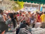 Warga penuhi lokasi Pasar Murah di kantor Kelurahan Palangka, Kamis sore (27/8). Warga penuhi lokasi Pasar Murah di kantor Kelurahan Palangka, Kamis sore (27/8).