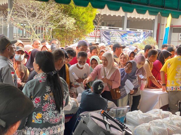 Warga penuhi lokasi Pasar Murah di kantor Kelurahan Palangka, Kamis sore (27/8). Warga penuhi lokasi Pasar Murah di kantor Kelurahan Palangka, Kamis sore (27/8).