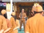 Bupati Barito Utara, H Shalahuddin ST MT saat kegiatan apel pagi di lingkungan Pemkab Barito Utara di halaman Kantor Bupati, Selasa (11/8).